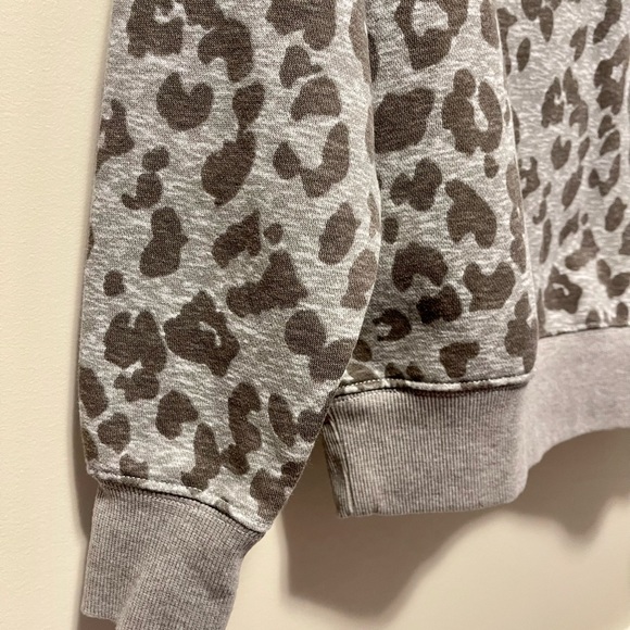 Womens Old Navy XS sweatshirt, never worn - Picture 2 of 3